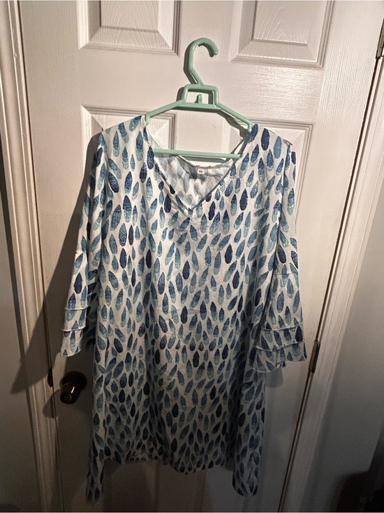 Amazon Dresses & Skirts - Amazon Blue Leaf-Print V-Neck Long Sleeve Dress